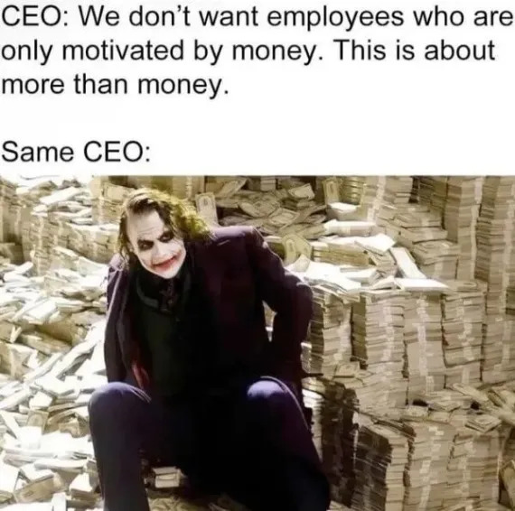 Twee panelen. Paneel 1: Een citaat van de CEO waarin hij zegt dat ze geen werknemers willen die alleen maar om geld geven. Paneel 2 heeft als titel &lsquo;Dezelfde CEO&rsquo; en toont een jokerfiguur die op stapels geld zit.