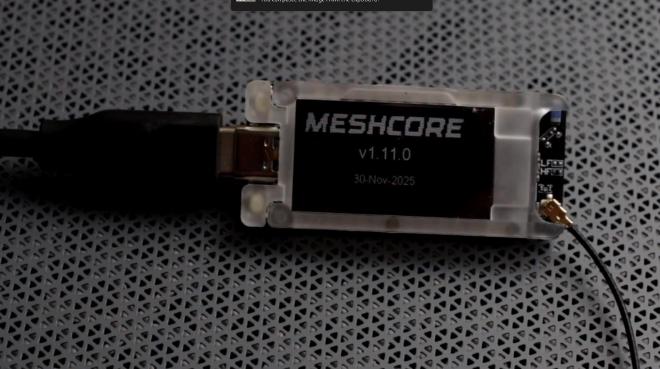 Een LoRa bordje met het woord &lsquo;Meshcore&rsquo; op het kleine schermpje.